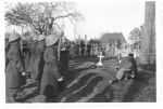 1342_Kranslegging_op_het_kerkhof_van_Dinther
