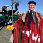 Pastoor_vult_zijn_sokken_voor_Willibrord